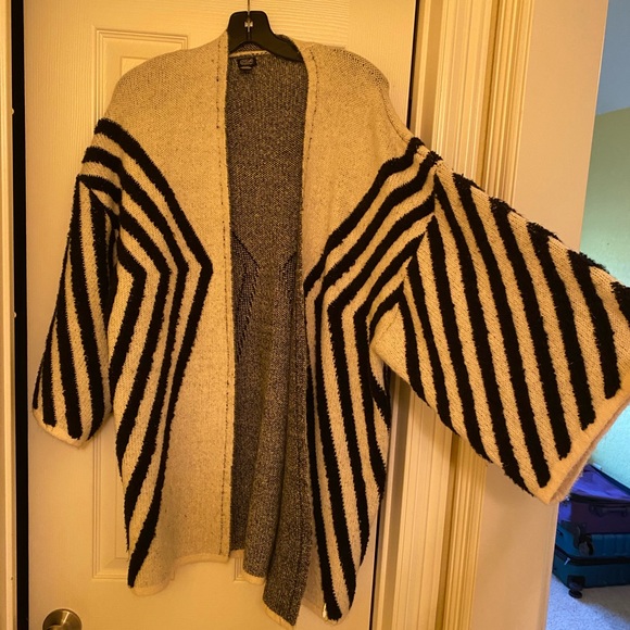 Heavy Cardigan with Geometric Design - Picture 2 of 3